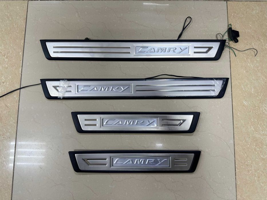 Накладки на пороги с подсветкой (оригинал) на Toyota Camry 50-55