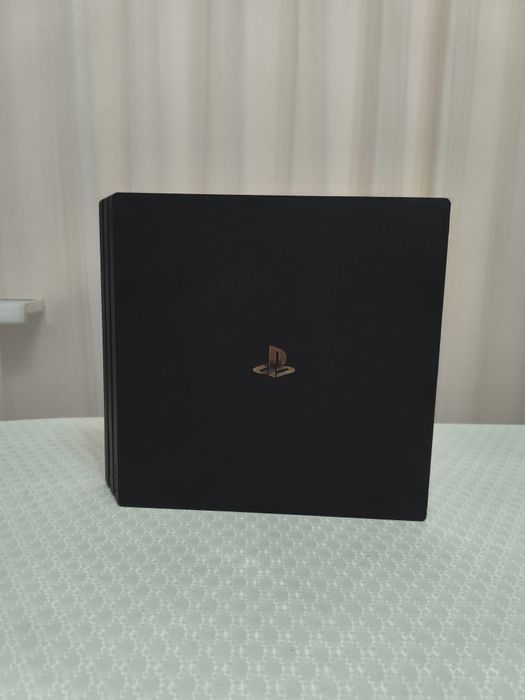 Продам PS 4 Pro,в отличном состояний