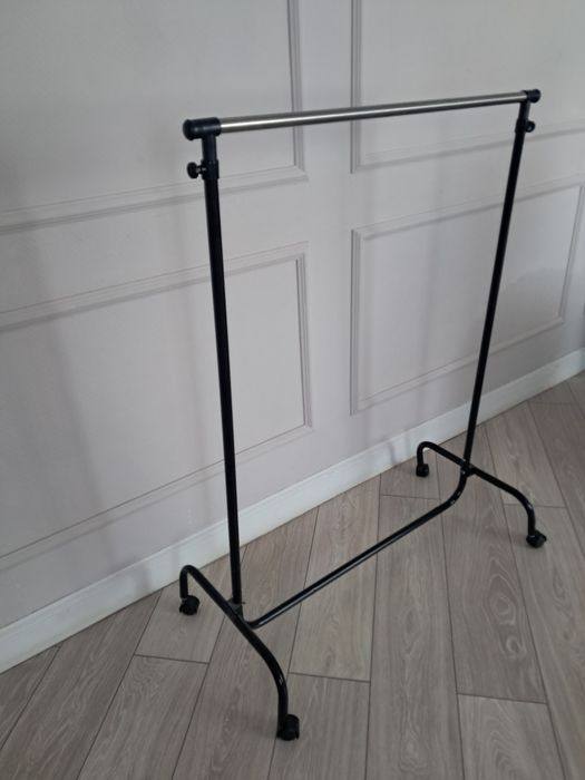 Напольная гардеробная вешалка.