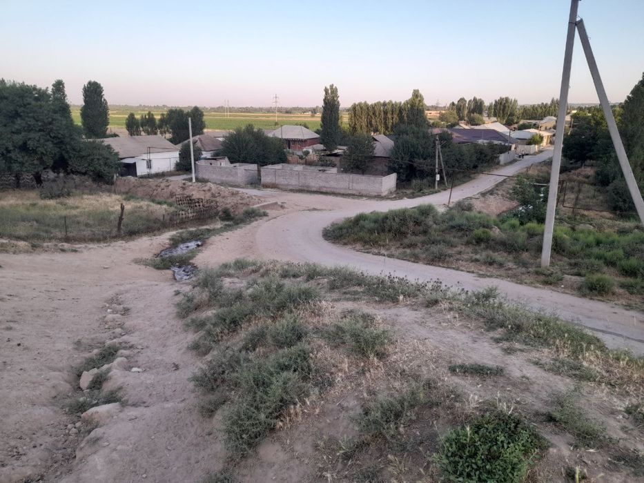 Uy sotiladi srochno 15sotix 5xona gaz suv svet Wifi bor