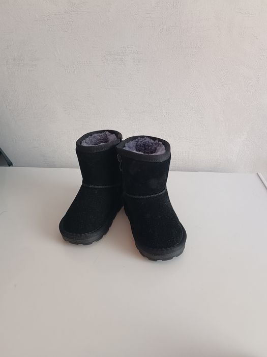 Продам детские зимние угги