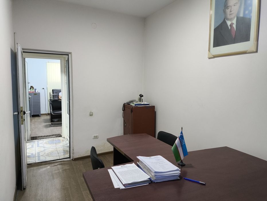 Офис биносининг 1 та хонаси ва катта хонанинг 1 кисми ижарага берилади