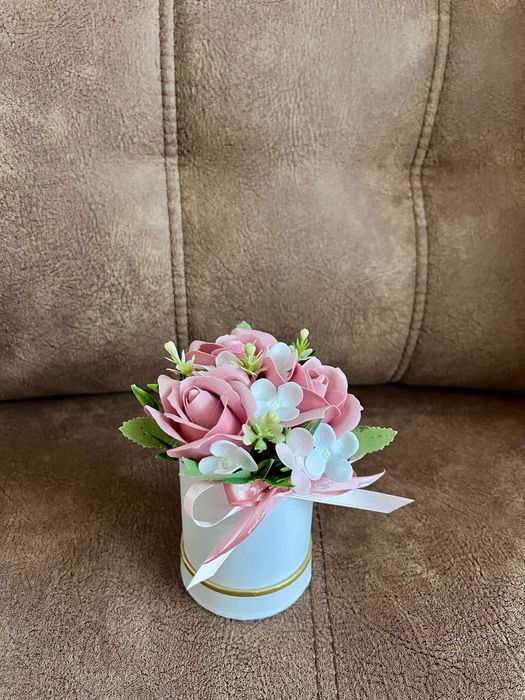 Аранжировки от изкуствени цветя