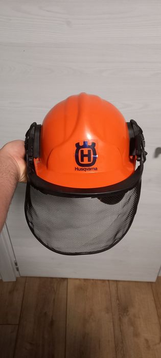 Каска husqvarna за дървосекач