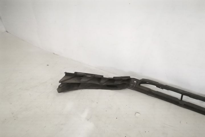 Оригинална долна подсилваща лайсна за предна броня в добро състояние М