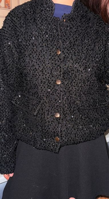 Черный бомбер с пайетками под zara