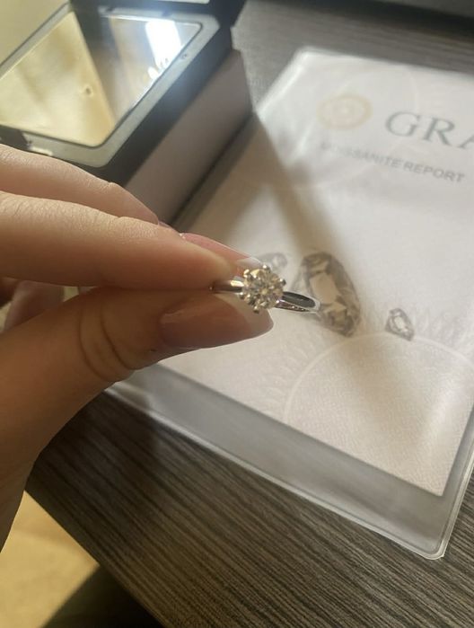 Сребърен пръстен с мойсанит