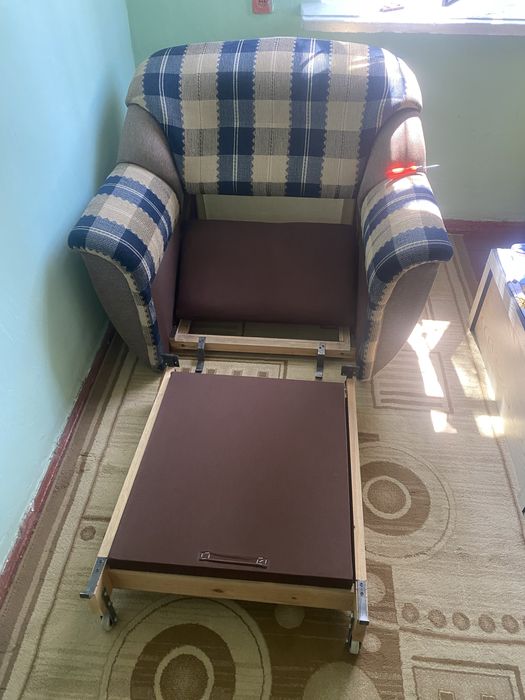 Раскладное кресло,с мощным каркасом,есть небольшое отделение для вещей