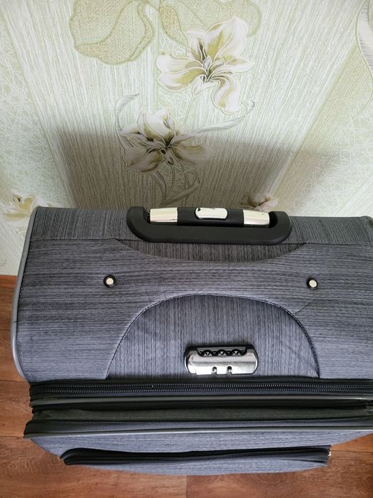 Продам чемодан большой