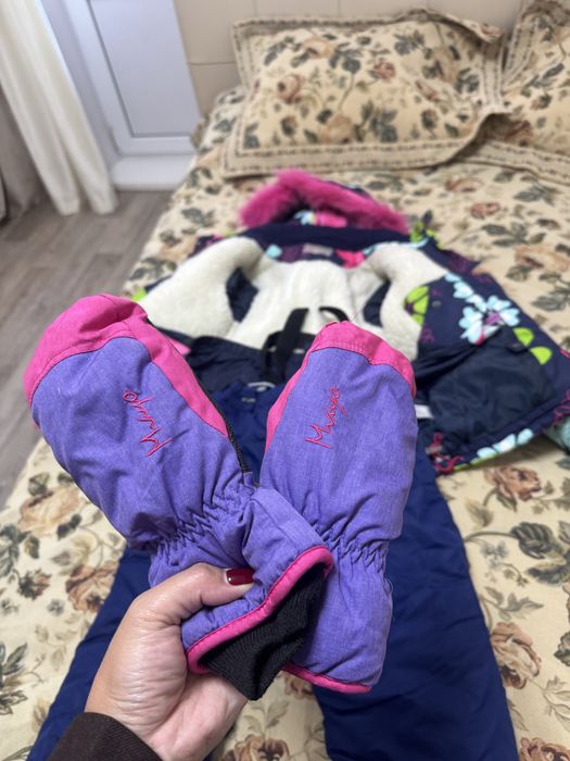 Продам зимний комбинезон для девочки 134 см