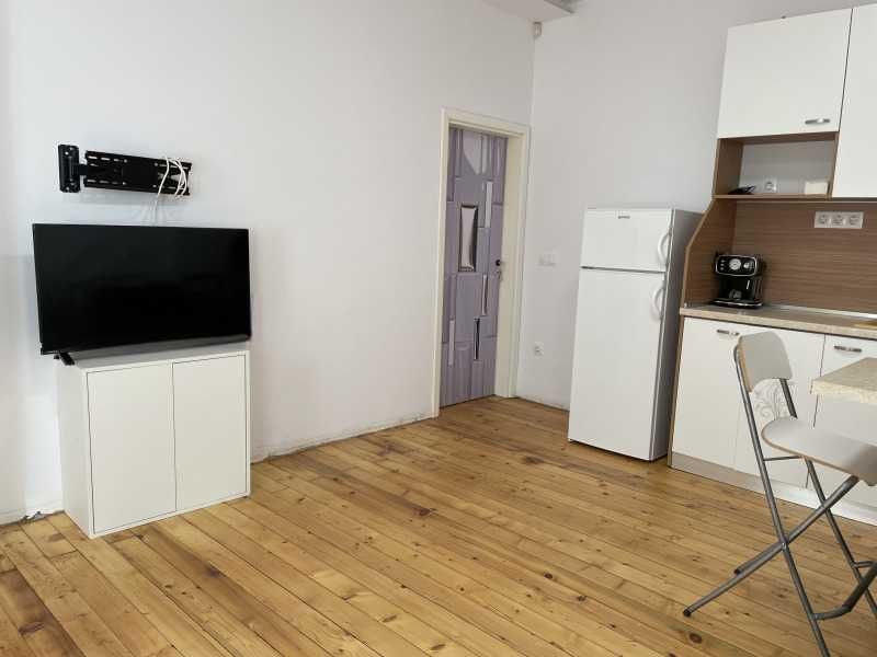 Дава се под наем Тристаен апартамент в София, Център - 70 кв.м за 701.25 € - Снимка #2