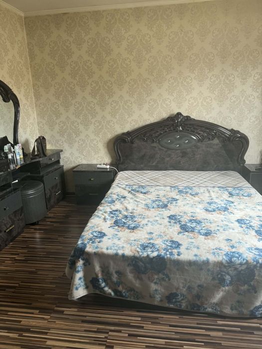 Casa la curte de vanzare