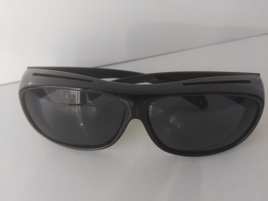 Слънчеви тъмни очила