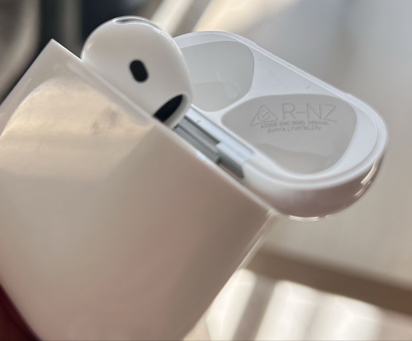 Продавам AirPods 4