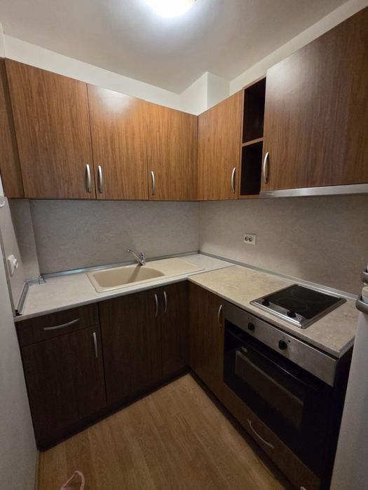 Продавам ъглова кухня с електроуреди – 165 х 160 см