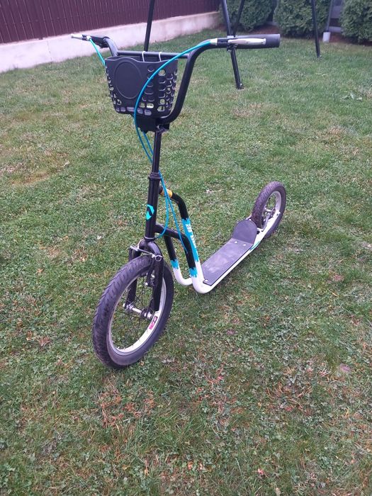 Vând trotinetă cu tot cu cască mărimea s