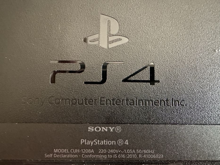 PlayStation 4 + 2 джойстика + 5 игр