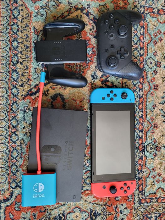Vînd Nintendo Switch + joc Mario Kart