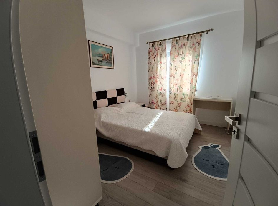 Ofer spre inchiriere apartament cu 3 camere decomandate, in centru, in complex rezidential