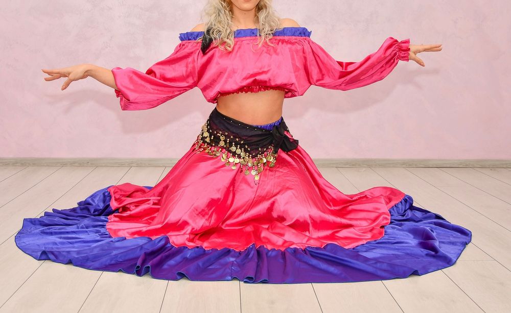 Costume moderne de dans tiganesc - scenă