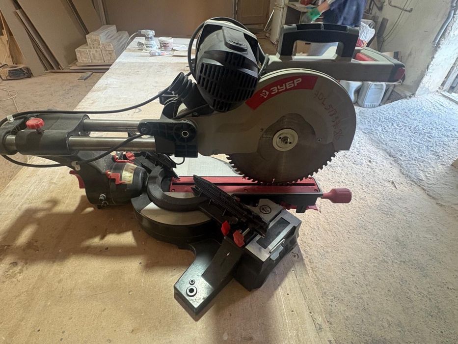 торцовочная пила Зубр