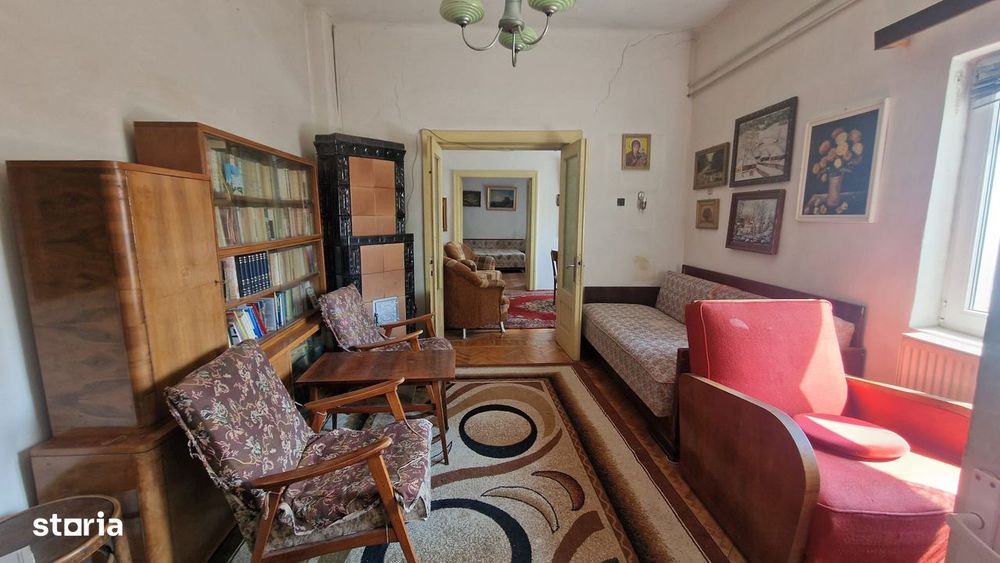 Casă rezidențială din cărămidă cu garaj, pivniță si curte privată