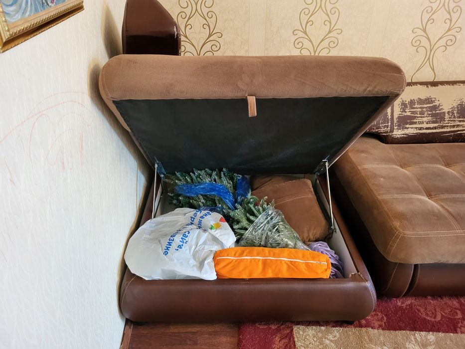 Диван продам, требуется частичный ремонт, самовывоз.