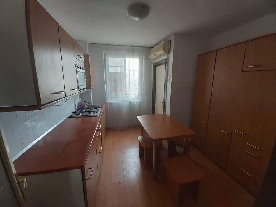 Închiriez ap.trei camere