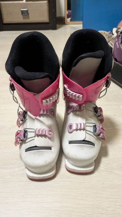 Продам лыжные ботмнки для девочки