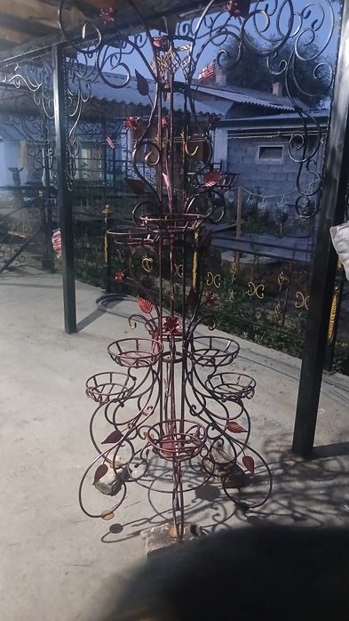 Кованая подставка для цветов