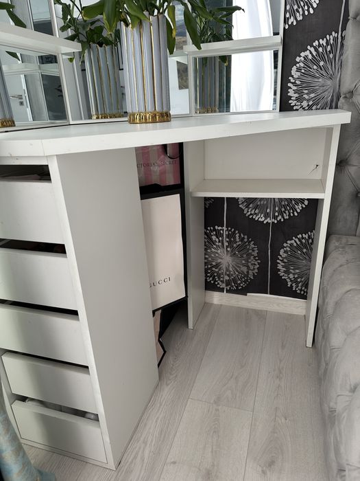 Masa de machiaj cu oglinda