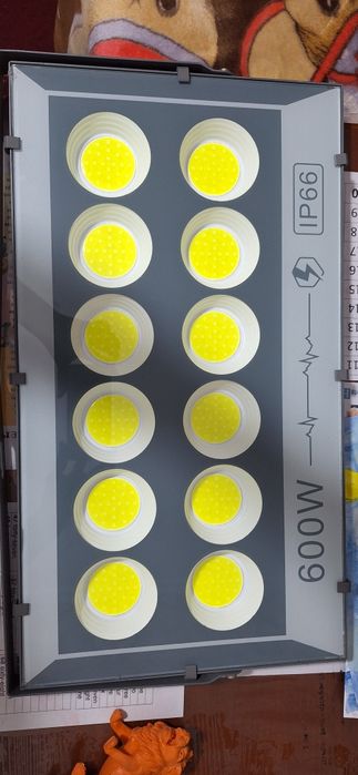 LED прожектор 600 W.