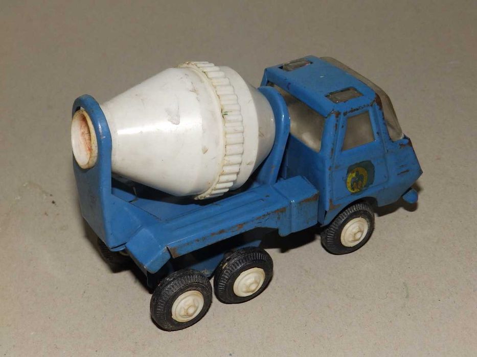 Стари детски играчки на различни цени