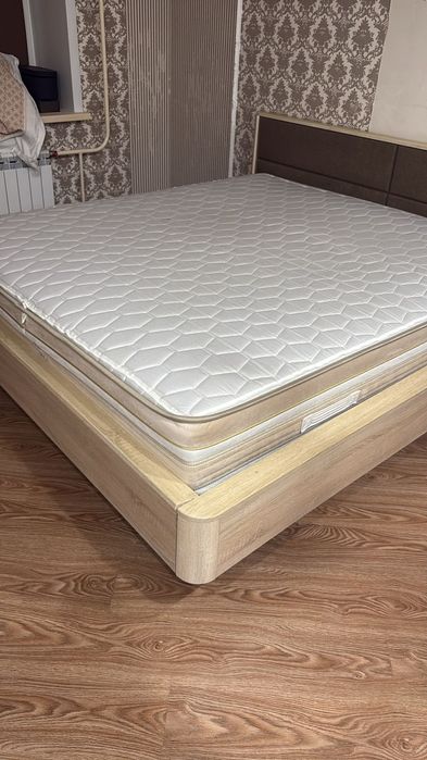 Кровать двухспальный, с матрасом Аскони