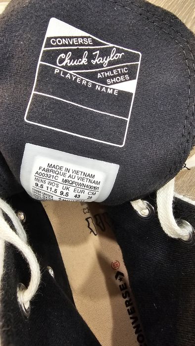 Converse noi cu eticheta