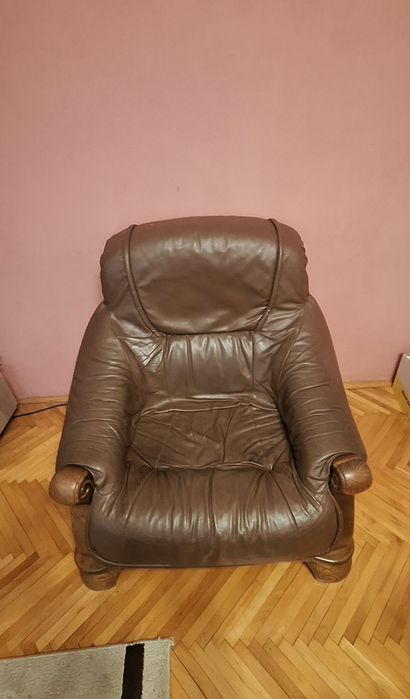 Vând fotoliu din piele pe structura de stejar