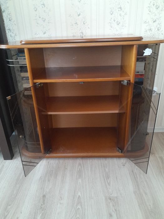 Тримо под телевизор