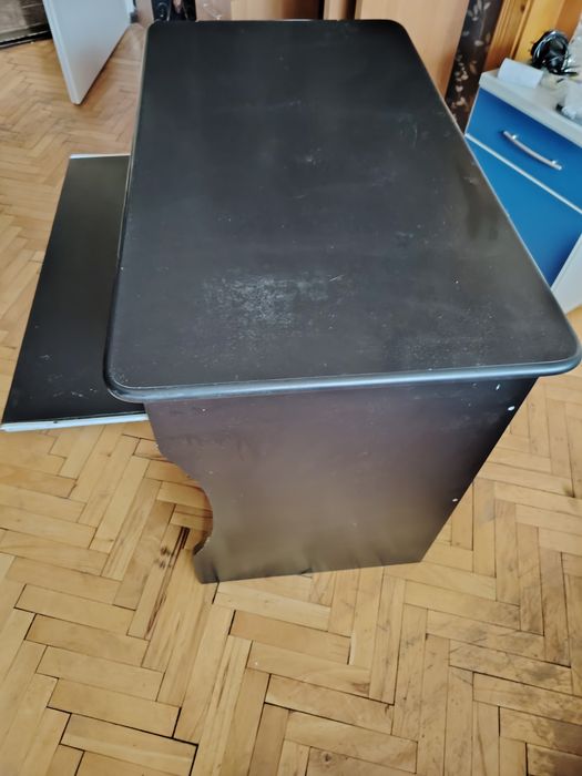 Компактно черно компютърно бюро с плот за клавиатура