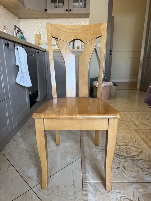 Продам стулья деревянные 5 штук и стол