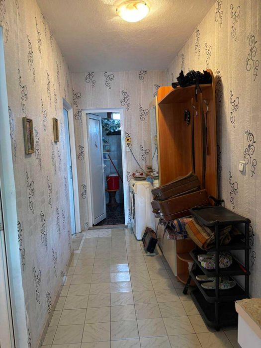 Продава двустаен с голяма тераса-хол в широк център