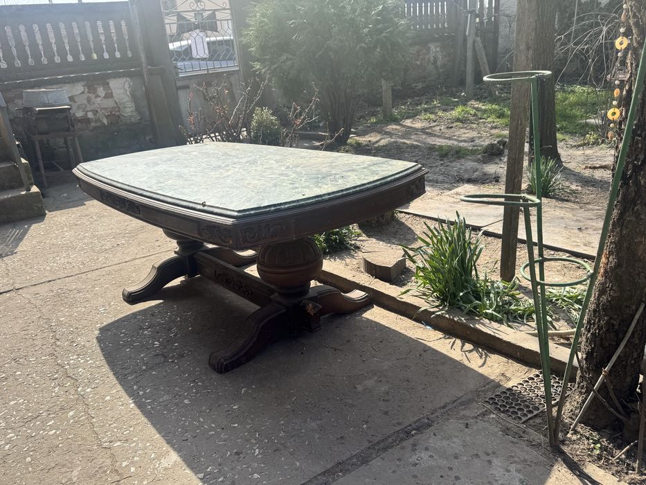 Масивна дървена маса