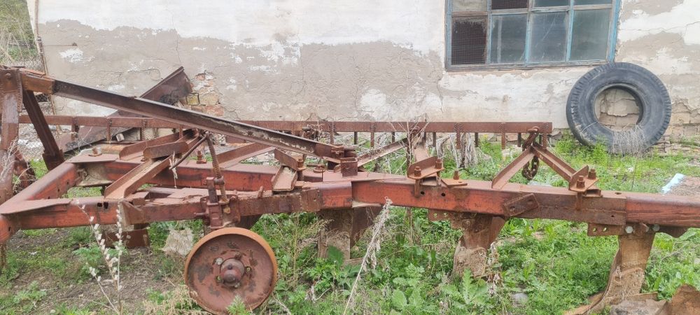 Трактор т-150с плугом