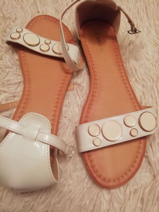 Продаются новые босоножки