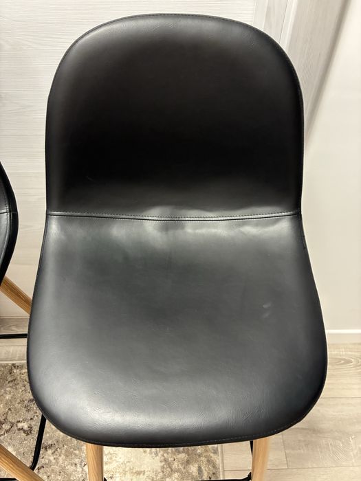 Doua scaune  bar Jysk, negru/ stejar natur, imitatie piele