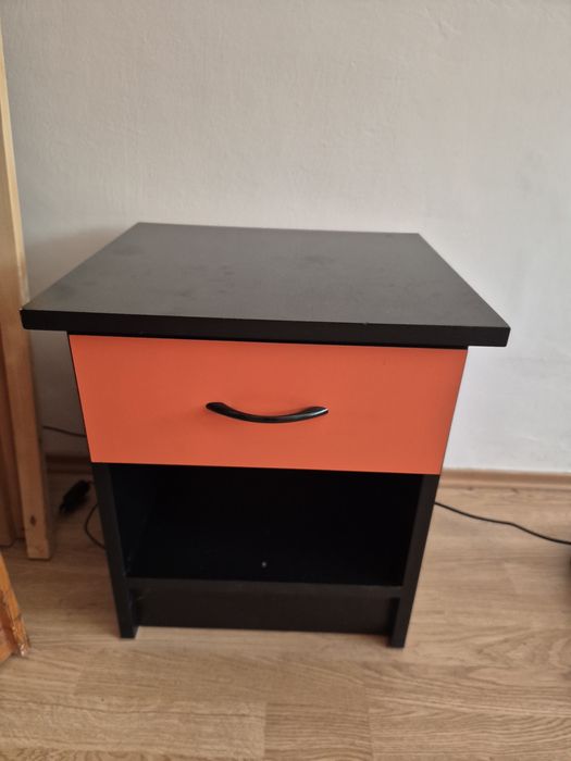 Vând set dormitor utilizat, format din dulap cu 2 corpuri și 2 noptiere.
Preț: 700 lei.
Nu asigur transport.