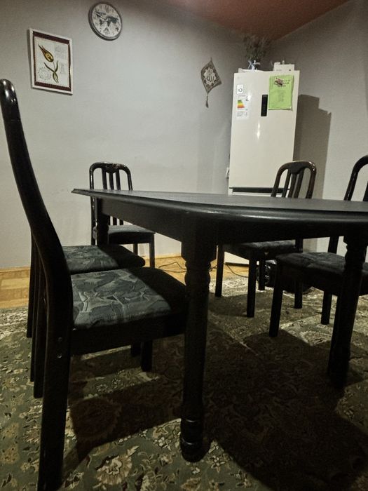 Продаётся обеденный стол с 5 стульями.