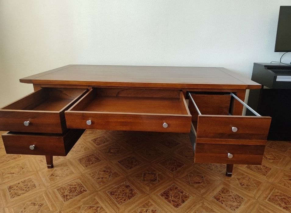 Письменный стол из красного дерева
