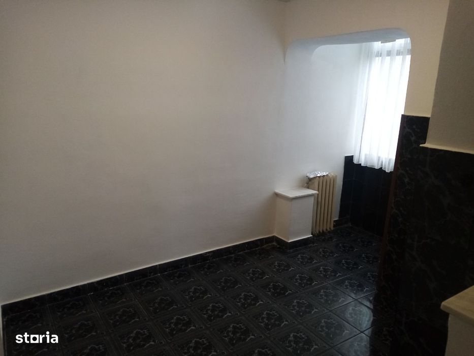 Apartament 4 camere decomandat,Simeria- zonă centrală