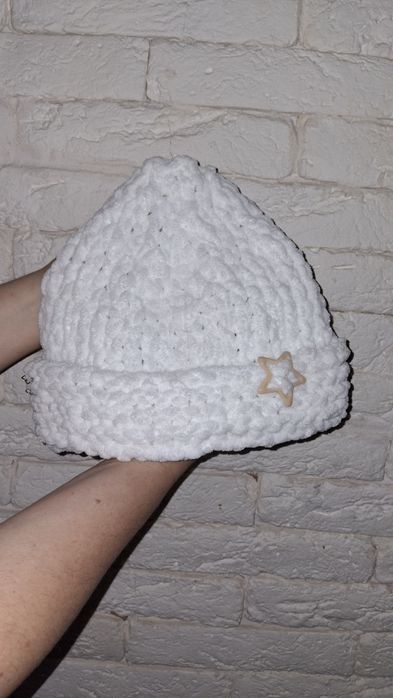 Вязаная шапка ручной работы (женская)