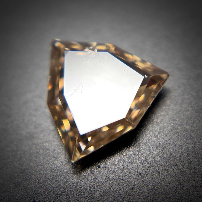 Голям Естествен диамант със Сертифициран IGI – за пръстен или колие